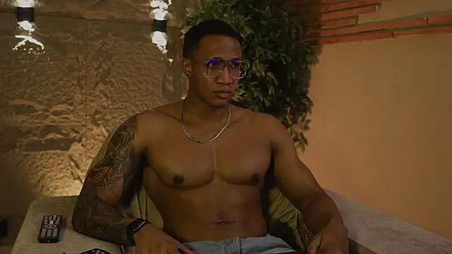 Snapshot of Logan_Varela chatting on October 17, 2025, 10:11 pm Logan Varela online show from October 17, 2025, 10:11 pm