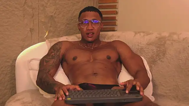 Snapshot of Logan_Varela chatting on March 18, 2025, 1:46 am Logan Varela online show from March 18, 2025, 1:46 am