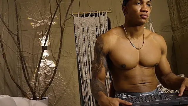 Snapshot of Logan_Varela chatting on September 12, 2025, 12:38 pm Logan Varela online show from September 12, 2025, 12:38 pm