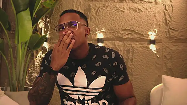 Snapshot of Logan_Varela chatting on March 16, 2025, 1:49 am Logan Varela online show from March 16, 2025, 1:49 am