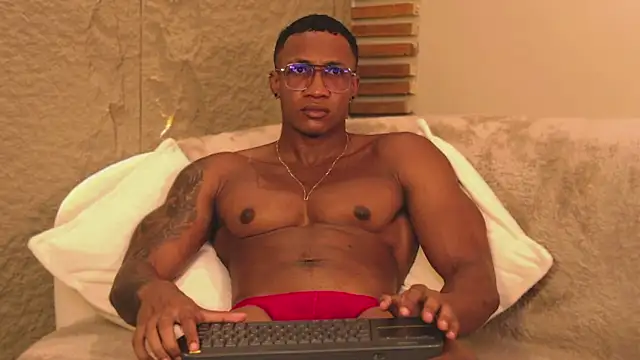 Snapshot of Logan_Varela chatting on March 18, 2025, 10:58 pm Logan Varela online show from March 18, 2025, 10:58 pm