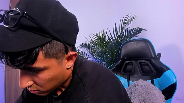 Snapshot of Alan_greek_1 chatting on December 20, 2025, 2:36 am Alan greek 1 online show from December 20, 2025, 2:36 am