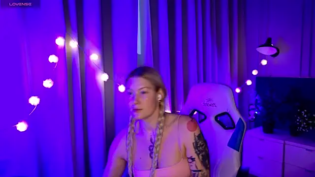 Snapshot of Liv_Fay chatting on February 13, 2025, 2:42 pm Liv Fay online show from February 13, 2025, 2:42 pm
