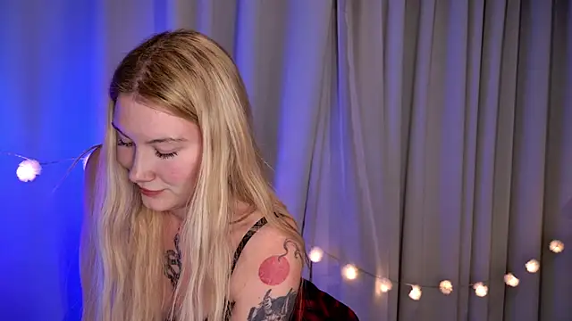 Snapshot of Liv_Fay chatting on February 19, 2025, 7:48 pm Liv Fay online show from February 19, 2025, 7:48 pm