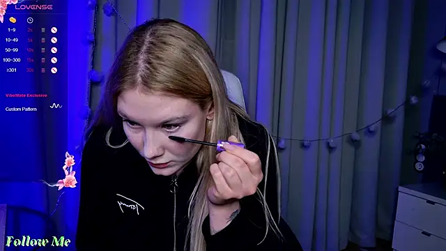 Snapshot of Liv_Fay chatting on February 19, 2025, 4:44 pm Liv Fay online show from February 19, 2025, 4:44 pm