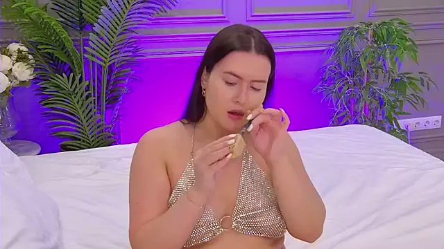 Snapshot of TrishaWinslet chatting on October 19, 2025, 6:49 am TrishaWinslet online show from October 19, 2025, 6:49 am