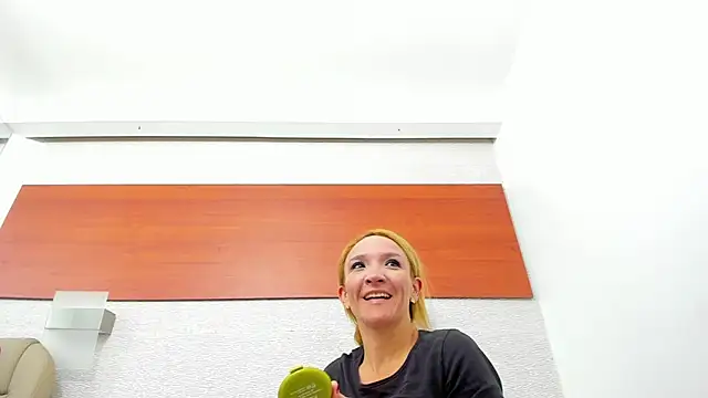 Snapshot of maddy_cartter chatting on December 19, 2025, 10:17 am maddy cartter online show from December 19, 2025, 10:17 am