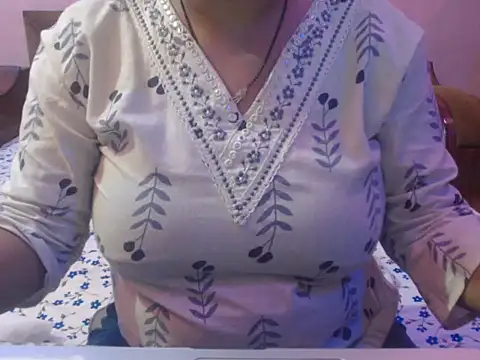 cute-priy online show from June 10, 2026, 4:35 am