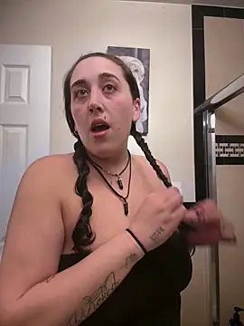 Snapshot of ThicBunz chatting on February 14, 2026, 9:59 pm ThicBunz online show from February 14, 2026, 9:59 pm