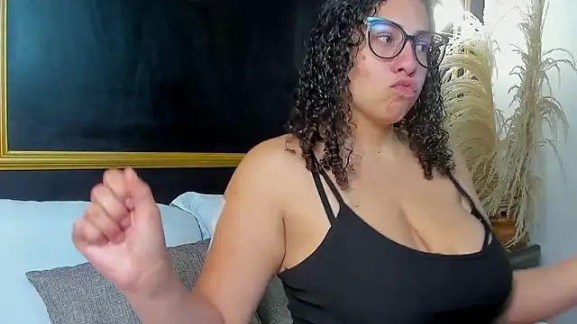 Snapshot of aixa_15 chatting on November 1, 2025, 12:32 pm aixa 15 online show from November 1, 2025, 12:32 pm