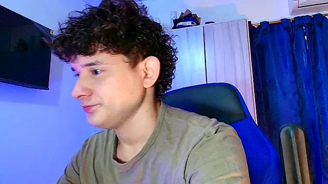 Snapshot of Nathan_Bluee chatting on December 17, 2025, 4:45 pm Nathan Bluee online show from December 17, 2025, 4:45 pm