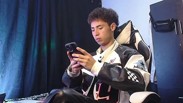 sexybat twink online show from December 4, 2025, 11:37 pm