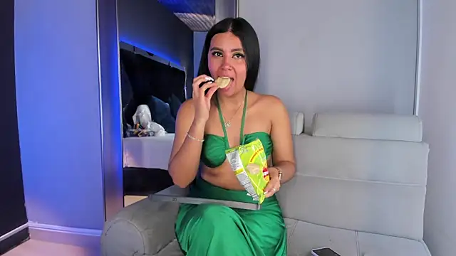 Snapshot of Larabrooks chatting on March 10, 2026, 7:07 pm Larabrooks online show from March 10, 2026, 7:07 pm