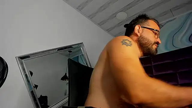 Snapshot of SbasTone_Muscle chatting on February 13, 2025, 1:48 pm SbasTone Muscle online show from February 13, 2025, 1:48 pm