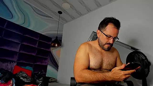 Snapshot of SbasTone_Muscle chatting on February 19, 2025, 1:28 pm SbasTone Muscle online show from February 19, 2025, 1:28 pm