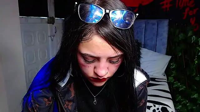 Snapshot of Violettasquirt chatting on April 27, 2026, 1:53 pm Violettasquirt online show from April 27, 2026, 1:53 pm
