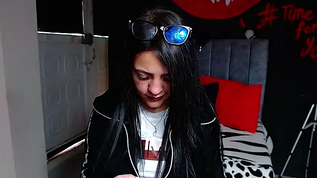 Violettasquirt online show from March 24, 2026, 1:33 pm