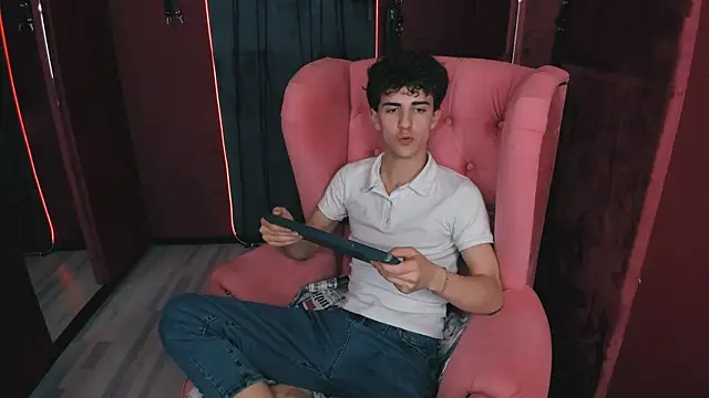 Snapshot of LarryProject chatting on November 1, 2025, 2:07 am LarryProject online show from November 1, 2025, 2:07 am