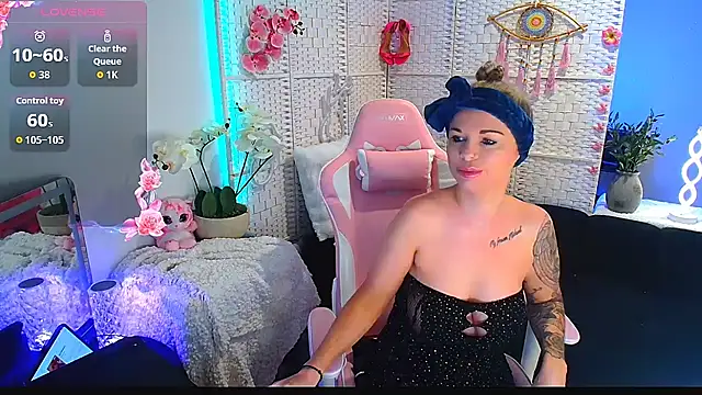 EllieKarrX online show from November 18, 2025, 8:56 pm