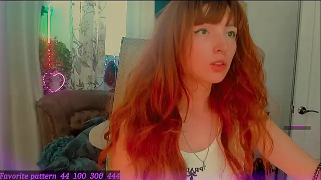 Snapshot of Toxic_Ellies chatting on April 16, 2026, 1:34 pm Toxic Ellies online show from April 16, 2026, 1:34 pm