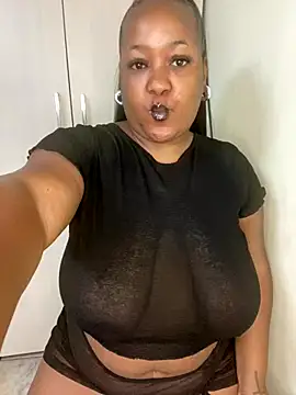 Snapshot of Missmoox24 chatting on October 21, 2025, 10:36 am Missmoox24 online show from October 21, 2025, 10:36 am