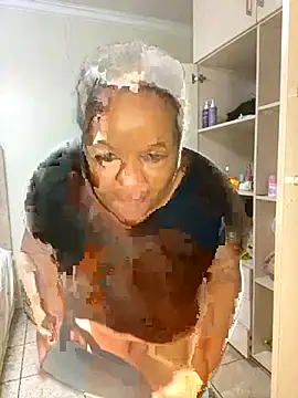 Snapshot of Missmoox24 chatting on October 29, 2025, 8:19 pm Missmoox24 online show from October 29, 2025, 8:19 pm