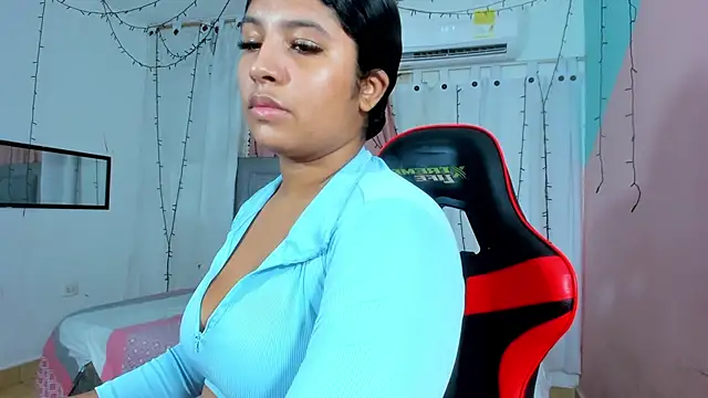 valentina 0  online show from November 14, 2025, 8:23 pm