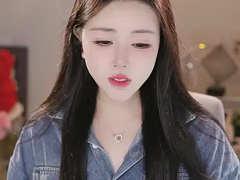 Qiaoqiao  online show from December 16, 2025, 4:22 pm