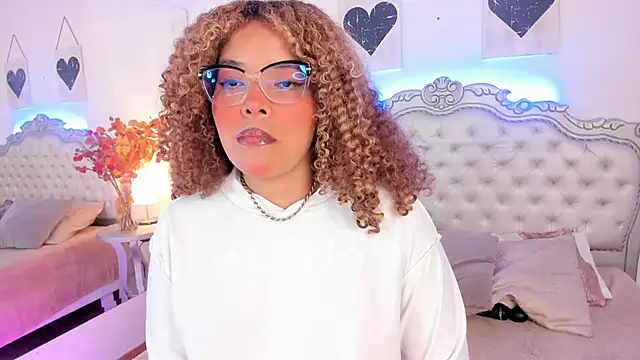 NiaColusi online show from November 17, 2025, 6:56 pm