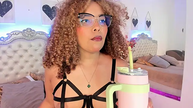 NiaColusi online show from November 5, 2025, 7:50 pm