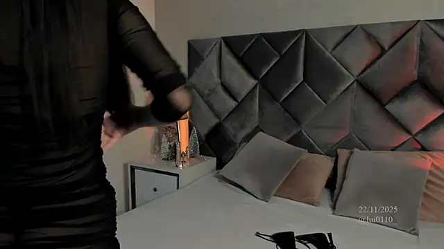 Luisa0110 online show from November 22, 2025, 8:18 pm