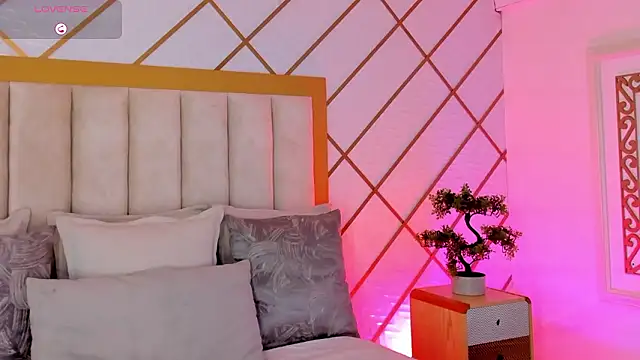 TaniaSmith1 online show from February 8, 2026, 11:02 pm