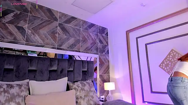 TaniaSmith1 online show from October 17, 2025, 11:17 pm