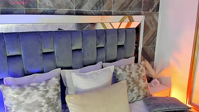 TaniaSmith1 online show from December 15, 2025, 11:42 pm