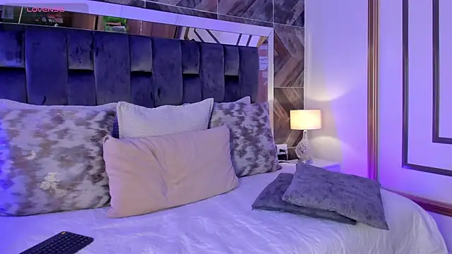 TaniaSmith1 online show from October 31, 2025, 11:11 pm