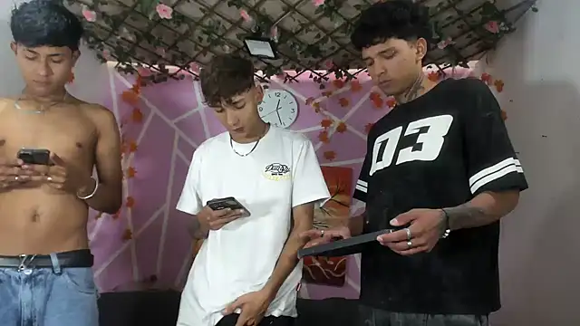 Fresahot2005 online show from November 3, 2025, 3:04 pm