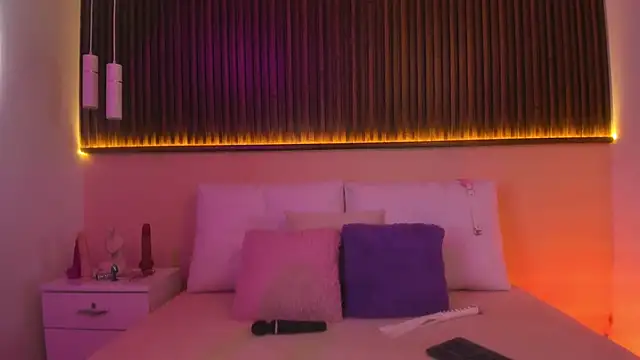 Liz grey  online show from November 29, 2025, 4:56 am