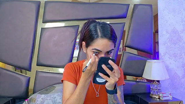 NicoleEsposito online show from November 5, 2025, 1:14 pm