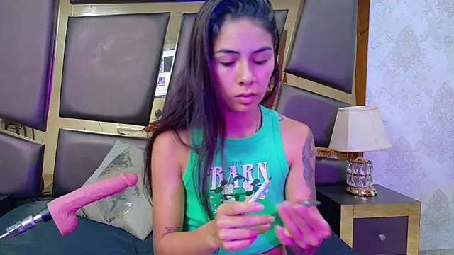 NicoleEsposito online show from November 20, 2025, 1:23 pm