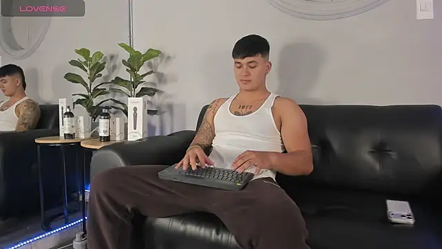 Snapshot of Cristopher_strong chatting on April 25, 2026, 2:14 pm Cristopher strong online show from April 25, 2026, 2:14 pm