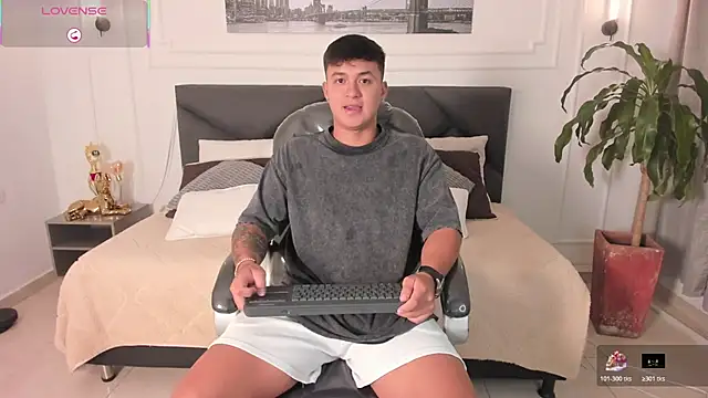 Snapshot of Cristopher_strong chatting on May 17, 2026, 1:44 pm Cristopher strong online show from May 17, 2026, 1:44 pm