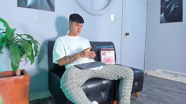 Snapshot of Cristopher_strong chatting on March 15, 2025, 12:56 pm Cristopher strong online show from March 15, 2025, 12:56 pm