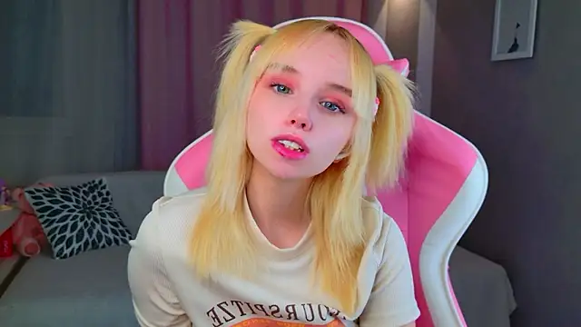 Snapshot of b4by_LoL1 chatting on March 5, 2026, 2:13 pm b4by LoL1 online show from March 5, 2026, 2:13 pm