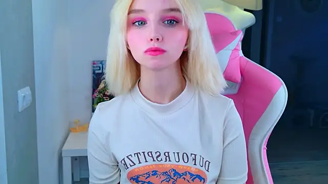 Snapshot of b4by_LoL1 chatting on April 13, 2026, 9:24 am b4by LoL1 online show from April 13, 2026, 9:24 am