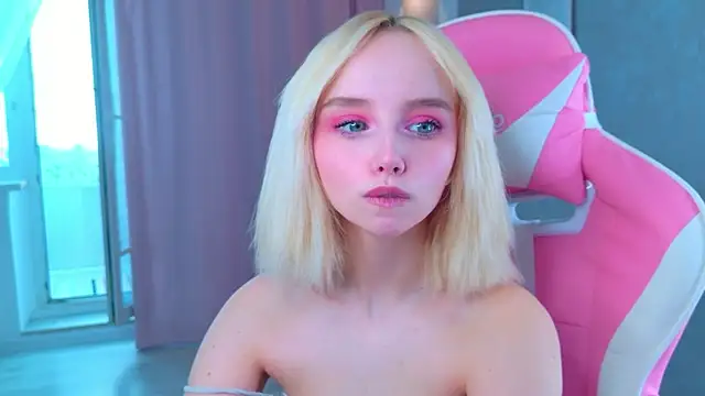 Snapshot of b4by_LoL1 chatting on April 3, 2026, 6:20 am b4by LoL1 online show from April 3, 2026, 6:20 am