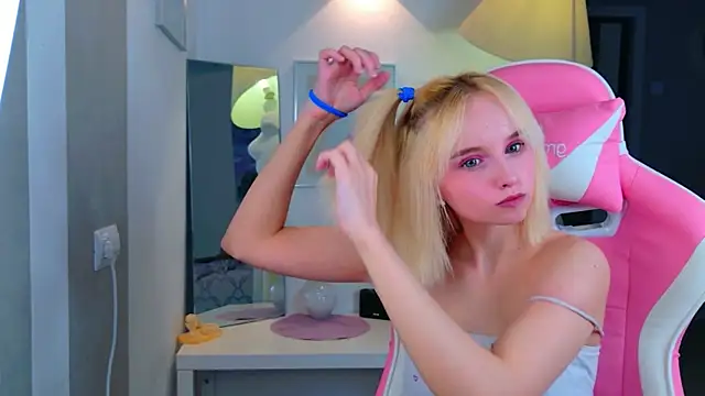 Snapshot of b4by_LoL1 chatting on April 11, 2026, 12:31 pm b4by LoL1 online show from April 11, 2026, 12:31 pm