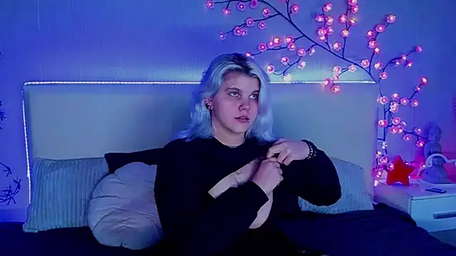 Snapshot of JoannLowe chatting on December 3, 2025, 8:52 pm JoannLowe online show from December 3, 2025, 8:52 pm