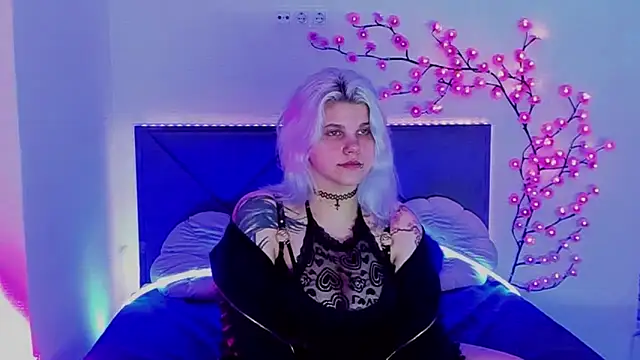 Snapshot of JoannLowe chatting on May 14, 2026, 7:33 pm JoannLowe online show from May 14, 2026, 7:33 pm