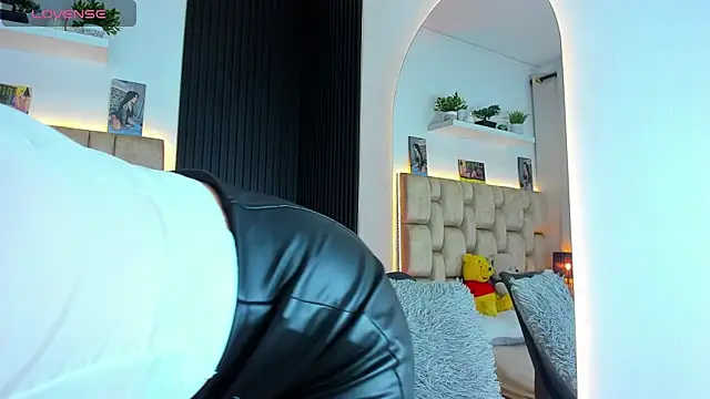 little sophie18 online show from February 25, 2026, 7:25 pm