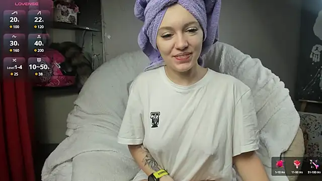 Snapshot of foxy_blond chatting on February 25, 2025, 3:42 am foxy blond online show from February 25, 2025, 3:42 am